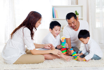 Obraz na płótnie Canvas Asian family playing building blocks