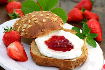 Brötchen mit Quark und Erdbeermarmelade
