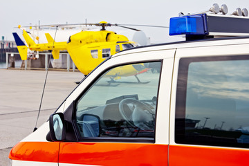 Rettungswagen und Rettungshubschrauber - 52711341