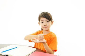 勉強に励む女の子