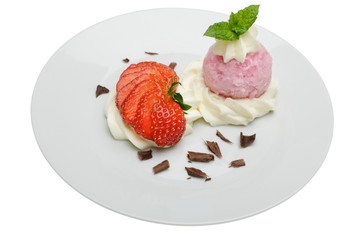 Erdbeereis mit Sahne, frische Erdbeere