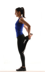 Joven mujer atlética en forma.ejercitando,estirando músculos.