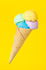 Eis essen im Sommer