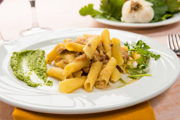 Maccheroni al pettine con sugo di pesce gatto , fuoco selettivo