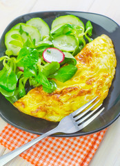 omelette with salad