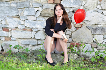 Obraz na płótnie Canvas Frau sitzend mit Luftballon