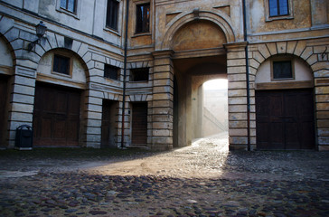Fototapeta na wymiar kamienica z bramą w Mantui we Włoszech
