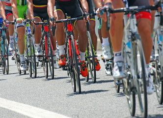 cyclists with sports during abbiglaimento during a challenging r