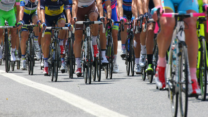 Fototapeta na wymiar Rowerzyści z sportów podczas abbiglaimento podczas trudnych r