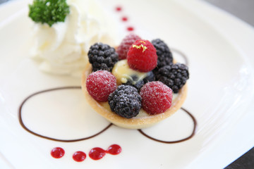 Berry tart cake