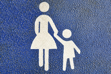 Symbol Mutter und Kind auf Straßenasphalt