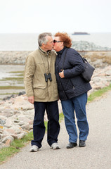 älteres Ehepaar küsst sich...