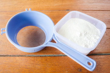 Obraz na płótnie Canvas Bakery mix flour measured and sieve flour