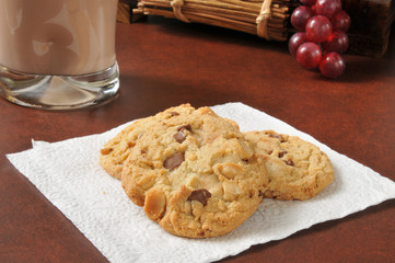 White and dark chocolate chip cookies