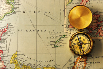 Fototapeta na wymiar Antique kompas na starej XIX-wiecznej mapie
