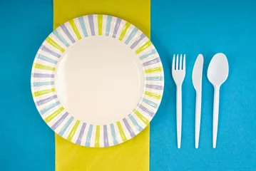 Zelfklevend Fotobehang Instelling voor picknick wegwerpservies © vetasster