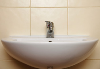 White sink and tap in the bathroom