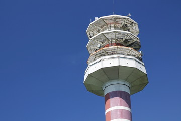 Tour radio sur fond bleu