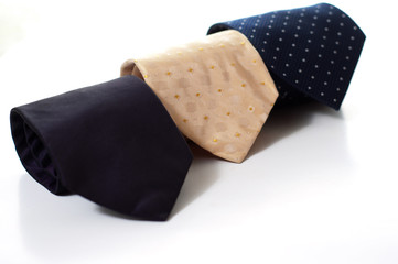 cravatte su sfondo bianco