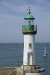 Fototapeta na wymiar leuchtturm am port tudy, ile de croix, Bretagne