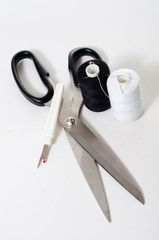 sewing kit su sfondo bianco