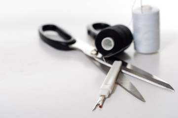 sewing kit su sfondo bianco