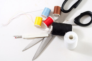 sewing kit su sfondo bianco