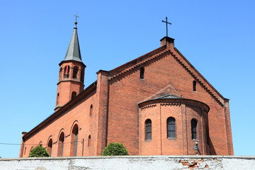Fototapeta na wymiar Kościół na tle błękitnego nieba.