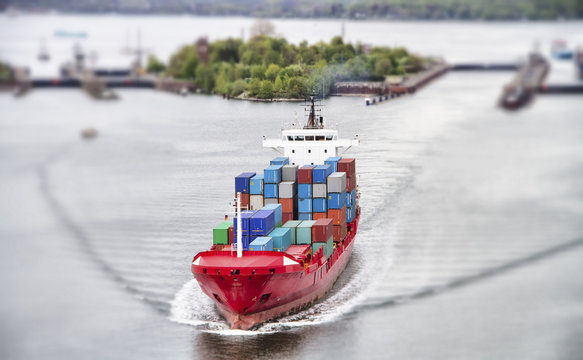 Containerfeeder auf dem Nord-Ostsee-Kanal bei Kiel