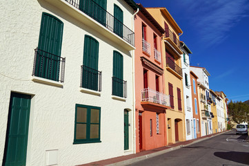 Fototapeta na wymiar Kolorowe domy w francuskiej śródziemnomorskiej miejscowości
