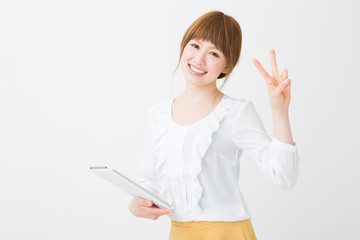タブレットを見る女性　ビジネス