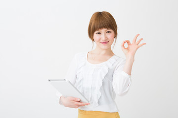 タブレットを見る女性　ビジネス