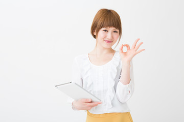 タブレットを見る女性　ビジネス
