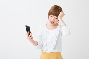 スマートフォンを見る女性　ビジネス