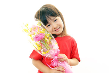 花束を持ち微笑む女の子