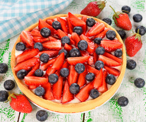 Tart with strawberries and blueberries
