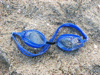 Swimming goggles for diving underwater