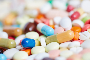 Bunte Medikamente und Tabletten