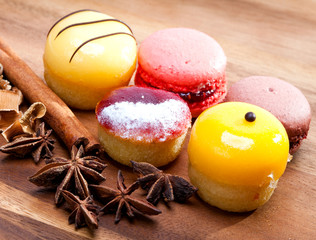 Small cakes on a wooden tray