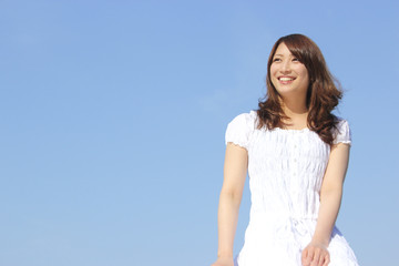 Naklejka premium 空と若い女性