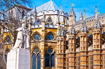 Obraz premium Statue of George V and Westminster Abbey, London