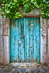 Porte bleue dans un village turc