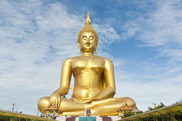 big golden Buddha statues