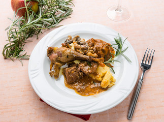 Stufato di selvaggina con polenta e funghi, fuoco selettivo