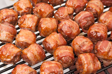 gegrillte Hackbällchen