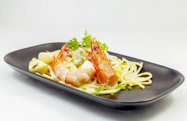 Spaghetti carbonara seafood with bacon and cheese.
