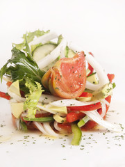 Ensalada de lechuga tomate y cebolla vista de frente