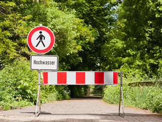 Schild Hochwasser - mit Absperrbake