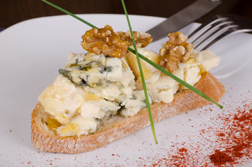 Blue cheese tapa