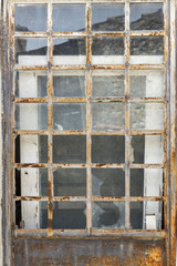 Zerbrochene Fensterscheiben im Metallrahmen